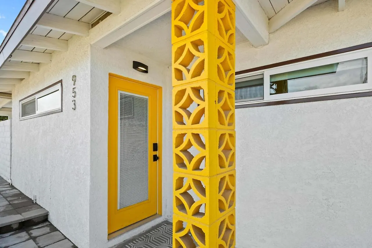 The Yellow Retreat Palm Springs Holiday home
