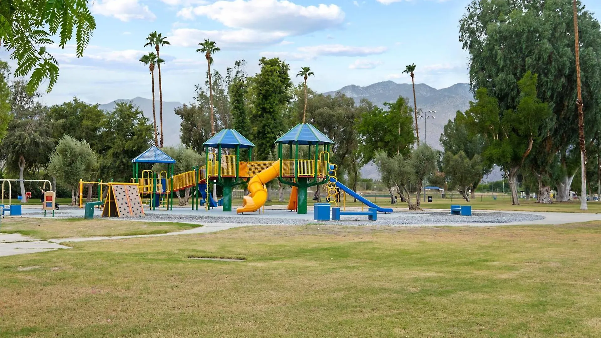 The Yellow Retreat Palm Springs Holiday home